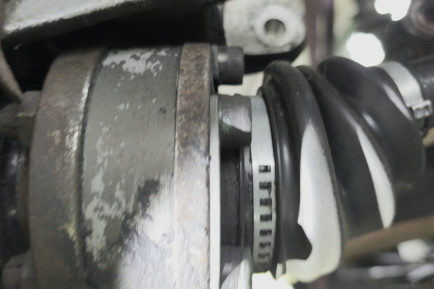 Gereinigtes Fahrwerksteil im Detail